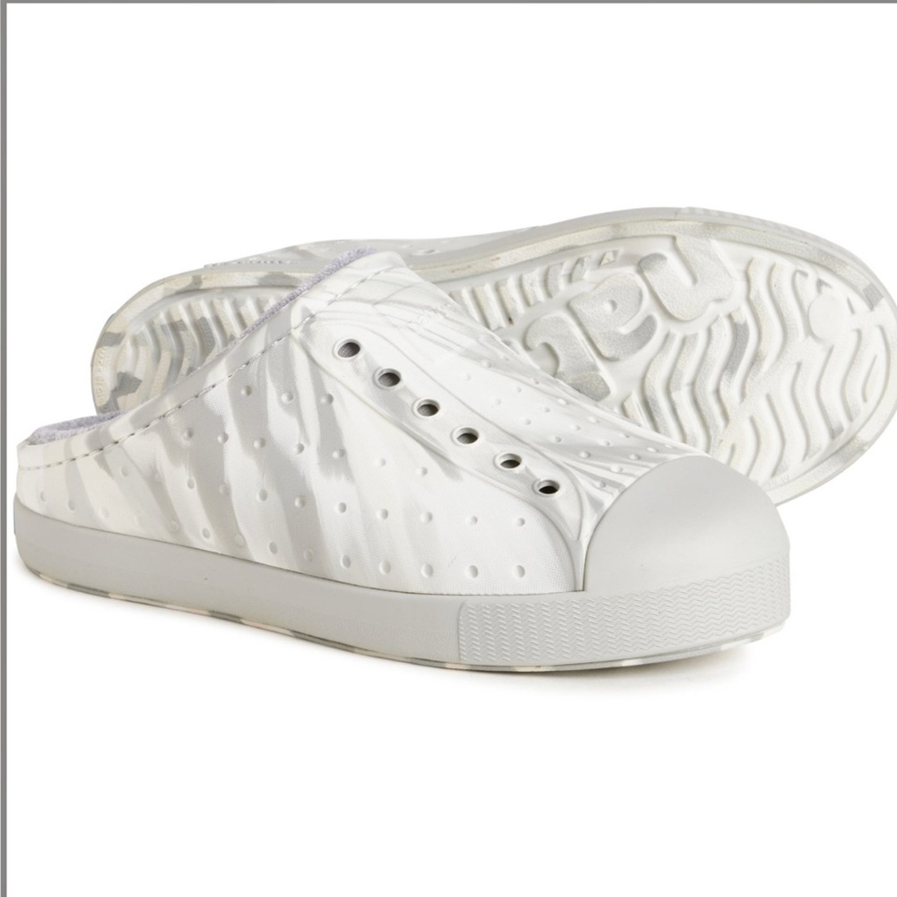 NATIVE KIDS boys and girls White Slip-On Clogs
